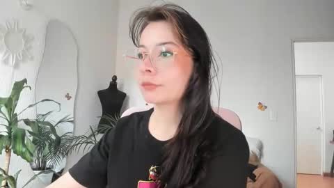 Snapshot of purple_opal chatting on April 23, 2026, 5:15 pm Vero online from Tuesday to Sunday online show from April 23, 2026, 5:15 pm