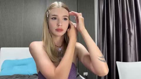 Lina online show from December 22, 2025, 12:57 pm