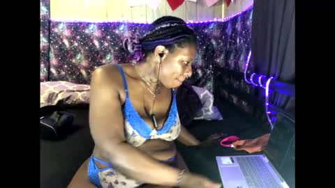 Snapshot of qnibee chatting on November 4, 2025, 4:22 am qnibee online show from November 4, 2025, 4:22 am