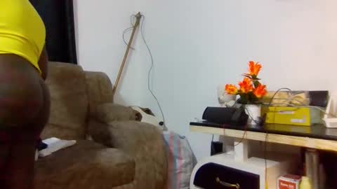 Snapshot of queen014 chatting on November 30, 2025, 6:01 pm queen014 online show from November 30, 2025, 6:01 pm