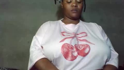 queen2302 online show from April 29, 2026, 8:48 pm