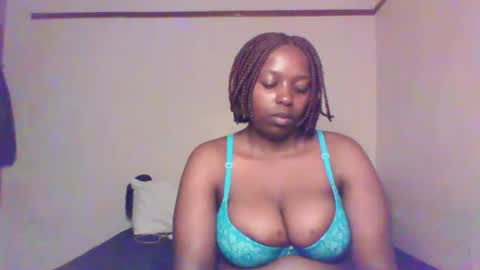 Snapshot of queen_melanine chatting on January 13, 2025, 12:30 am QUEEN online show from January 13, 2025, 12:30 am