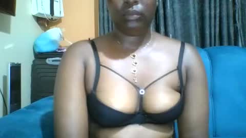 Snapshot of queenbella780 chatting on May 15, 2026, 3:57 am queenbella780 online show from May 15, 2026, 3:57 am
