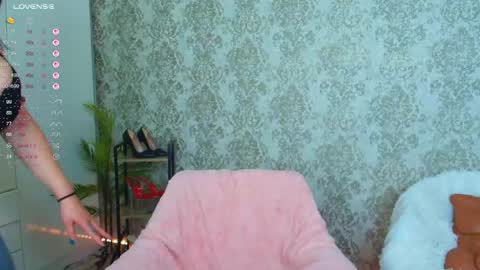 Snapshot of queenevamariaa chatting on May 8, 2026, 1:11 am Help me to reach 150 K followers online show from May 8, 2026, 1:11 am