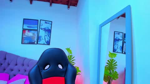 Queen online show from February 1, 2025, 1:23 am