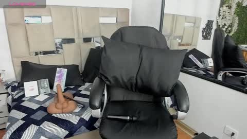 QUEENJEENN online show from January 8, 2025, 1:31 pm