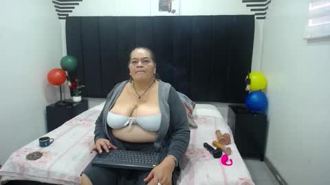 Snapshot of queenmature chatting on November 27, 2025, 1:13 pm VickyBoobss online show from November 27, 2025, 1:13 pm