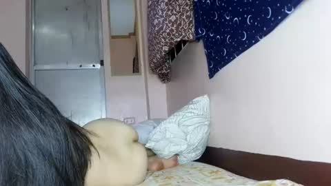 Snapshot of queennbbee chatting on June 19, 2026, 2:43 pm queennbbee online show from June 19, 2026, 2:43 pm
