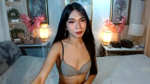 queennira online show from June 26, 2026, 2:05 am