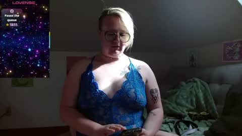 Snapshot of queerlyjaz chatting on May 25, 2026, 3:29 pm queerlyjaz online show from May 25, 2026, 3:29 pm
