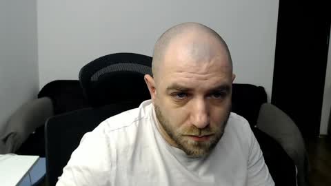 Snapshot of r0bila chatting on May 6, 2026, 7:08 pm R0bila online show from May 6, 2026, 7:08 pm
