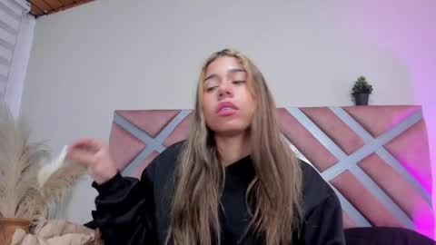 Snapshot of rachell_criss chatting on June 2, 2026, 4:25 am Rachell online show from June 2, 2026, 4:25 am
