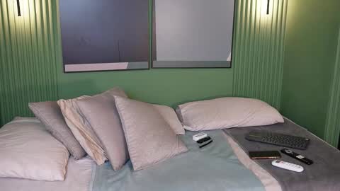 rafa_cruz online show from November 12, 2025, 12:16 pm