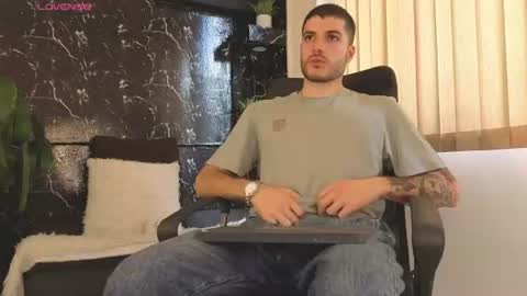 Snapshot of rafael_mendez chatting on June 18, 2026, 8:13 pm R A F A E L online show from June 18, 2026, 8:13 pm