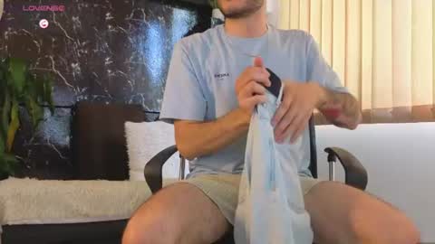 Snapshot of rafael_mendez chatting on July 18, 2026, 8:23 pm R A F A E L online show from July 18, 2026, 8:23 pm