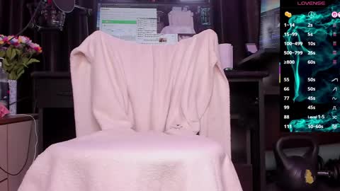 Snapshot of raissa_sky26 chatting on May 18, 2026, 2:51 am Laura online show from May 18, 2026, 2:51 am