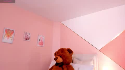 Raquel Moon online show from March 19, 2026, 4:55 pm