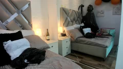 Raquel Moore  online show from October 29, 2025, 11:56 am