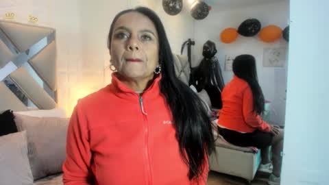 Raquel Moore  online show from November 4, 2025, 11:42 am