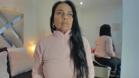 Raquel Moore  online show from December 3, 2025, 11:30 am