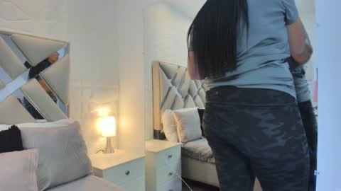 Raquel Moore  online show from March 14, 2026, 12:10 pm