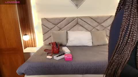 Snapshot of raqueljones_ chatting on May 10, 2026, 12:10 pm Raquel online show from May 10, 2026, 12:10 pm