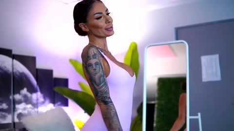 Raquelle online show from October 26, 2025, 9:26 am