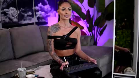 Raquelle online show from March 9, 2026, 10:41 am