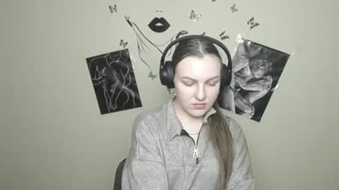 raspberry0101 online show from January 18, 2025, 1:51 pm