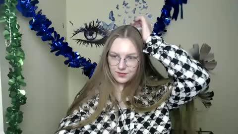 raspberry0101 online show from February 7, 2025, 5:40 pm