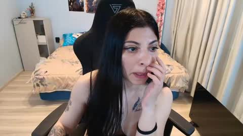 Snapshot of raven_haired_goddess chatting on May 1, 2026, 6:51 am raven_haired_goddess online show from May 1, 2026, 6:51 am