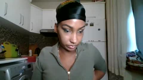 Snapshot of ravenbby chatting on May 4, 2026, 6:31 am ravenbby online show from May 4, 2026, 6:31 am