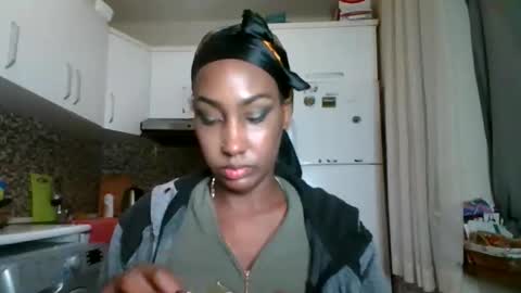 Snapshot of ravenbby chatting on May 4, 2026, 9:22 pm ravenbby online show from May 4, 2026, 9:22 pm