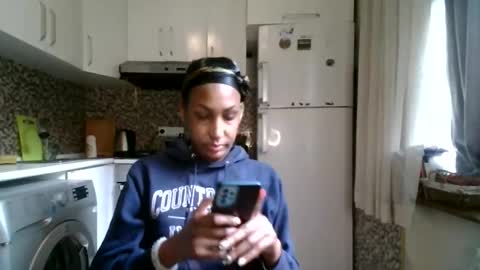 Snapshot of ravenbby chatting on May 5, 2026, 12:02 pm ravenbby online show from May 5, 2026, 12:02 pm