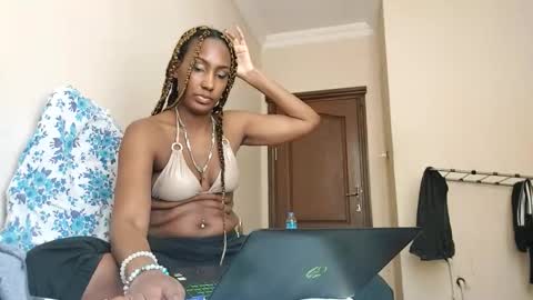 Snapshot of ravenbby chatting on May 17, 2026, 12:01 pm ravenbby online show from May 17, 2026, 12:01 pm