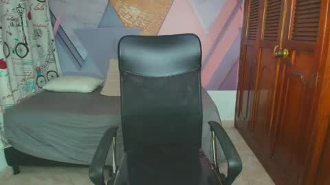 Snapshot of raylin_escobar chatting on May 16, 2026, 8:18 pm raylin_escobar online show from May 16, 2026, 8:18 pm