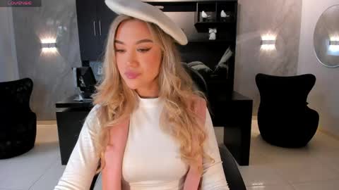 Snapshot of rebeccahudson_ chatting on June 5, 2026, 7:19 pm Rebe online show from June 5, 2026, 7:19 pm