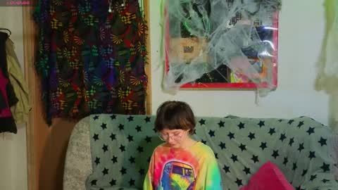 Lara online show from November 6, 2025, 8:43 pm