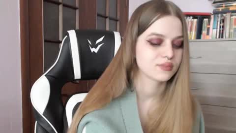 Lily online show from March 10, 2025, 5:54 am