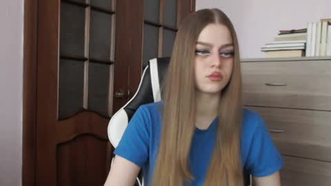 Snapshot of redhead_rabbit chatting on April 24, 2026, 2:47 am Lily online show from April 24, 2026, 2:47 am