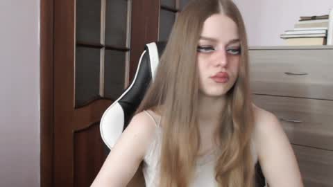 Snapshot of redhead_rabbit chatting on April 25, 2026, 2:36 am Lily online show from April 25, 2026, 2:36 am