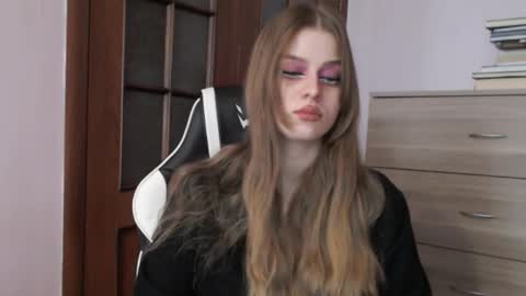 Snapshot of redhead_rabbit chatting on May 16, 2026, 2:19 am Lily online show from May 16, 2026, 2:19 am