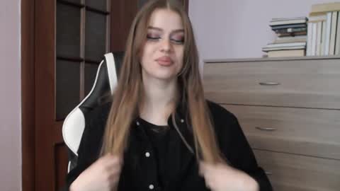 Snapshot of redhead_rabbit chatting on May 26, 2026, 2:40 am Lily online show from May 26, 2026, 2:40 am
