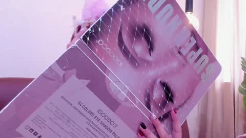 Snapshot of redmeloddy chatting on February 2, 2025, 7:25 pm Meloddy online show from February 2, 2025, 7:25 pm