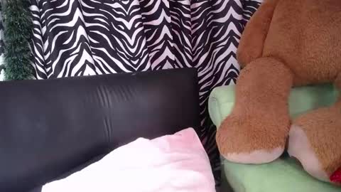 Snapshot of redroomxx chatting on January 11, 2026, 8:03 pm MIA online show from January 11, 2026, 8:03 pm