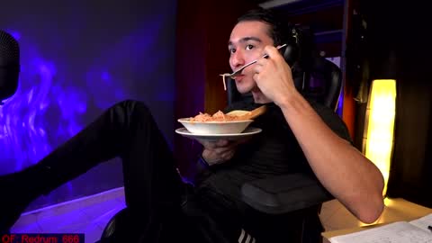 Snapshot of redrum_696 chatting on December 19, 2024, 6:34 pm Red online show from December 19, 2024, 6:34 pm