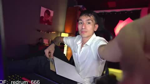 Snapshot of redrum_696 chatting on March 3, 2025, 8:43 pm Red online show from March 3, 2025, 8:43 pm