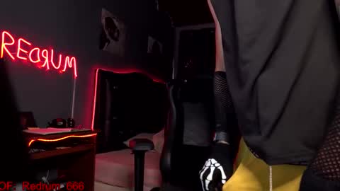 Snapshot of redrum_696 chatting on September 26, 2025, 5:28 pm Red online show from September 26, 2025, 5:28 pm