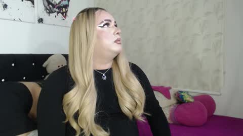 redvelvett22 online show from November 10, 2025, 3:27 am