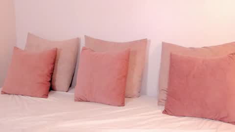 Regina  online show from November 6, 2025, 10:32 pm